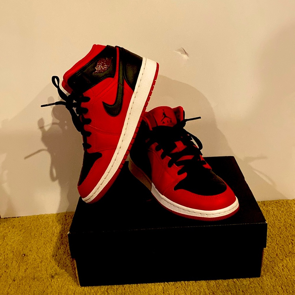 Big kids air jodan 1 mid GS.